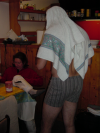 Sophie assise, Steph de dos en calecon avec une serviette sur sa tete et ses epaules