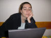 Coralie devant son laptop, l'air dubitatif
