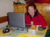 Sophie devant le laptop de Canard faisant un sourire "petit-kiki"