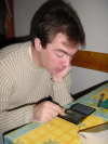 Steph jouant aux mille bornes sur un pda