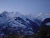 Luminosite bleutee sur les monts enneiges, quelques lumieres de villages