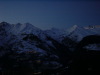 Luminosite bleutee sur les monts enneiges, quelques lumieres de villages