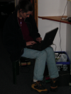Coralie dans le couloir, collee a son laptop