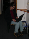 Coralie dans le couloir, collee a son laptop