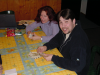 Monsieur Bi compte ses points au tarot, Sophie a sa droite