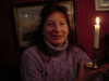 Sophie, l'air naze, tenant la bougie