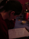 Coralie le nez dans son menu