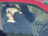 Neurone dans la voiture, se frottant les yeux et baillant largement