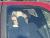 Neurone dans la voiture, se frottant les yeux
