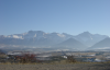 Plaine, brume, montagnes enneigees