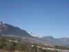 Plaine, brume, montagnes enneigees