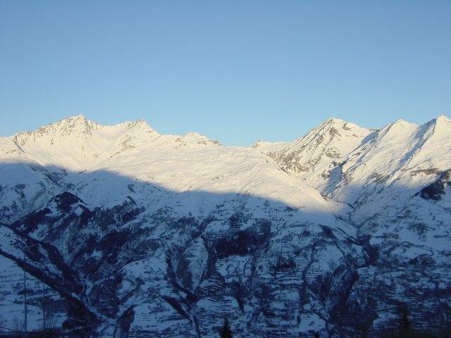 Montagnes enneigees au soleil