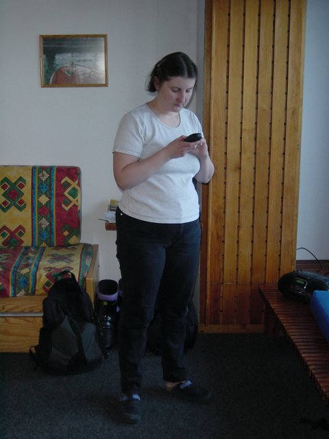 Mme Bi manipulant un telephone mobile