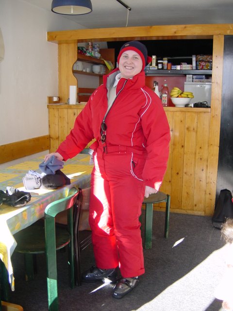 Mme Bi en combinaison, prete.