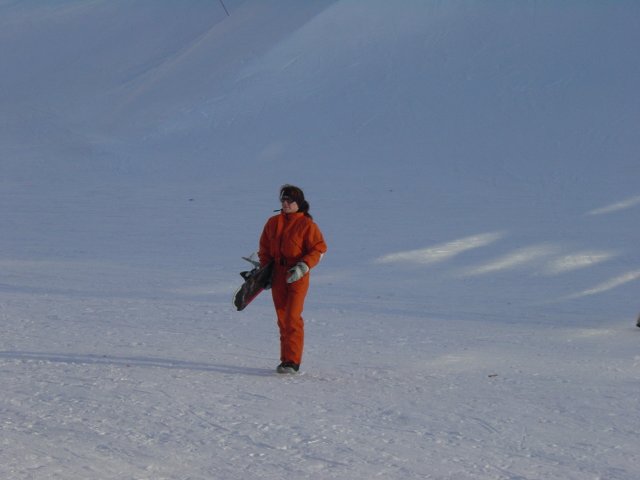 Sophie dans sa combinaison orange, au milieu d'un desert de neige