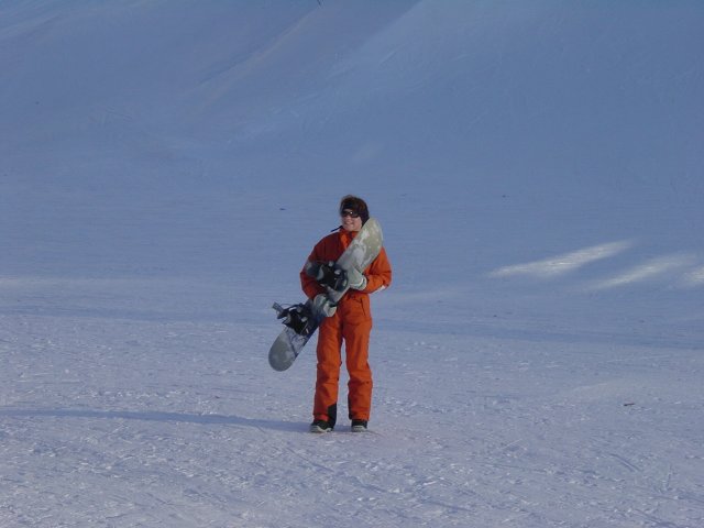 Sophie dans sa combinaison orange, au milieu d'un desert de neige