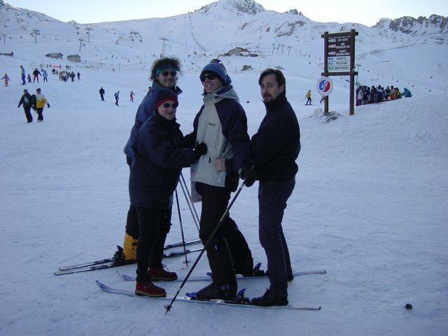Fredo et Canard sur les ski de Steph, Nico au second plan