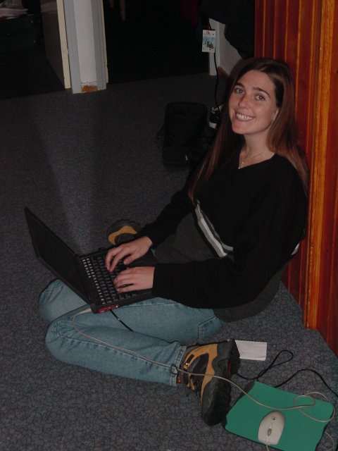 Coralie dans le couloir avec son laptop