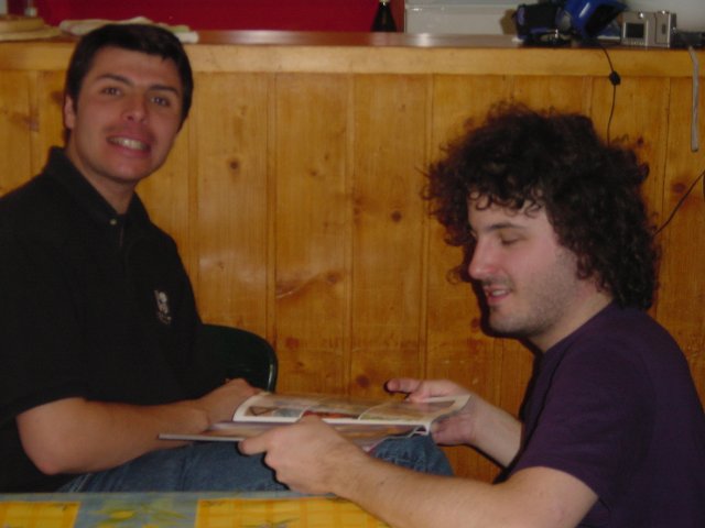 Neurone et Nico devant un magazine