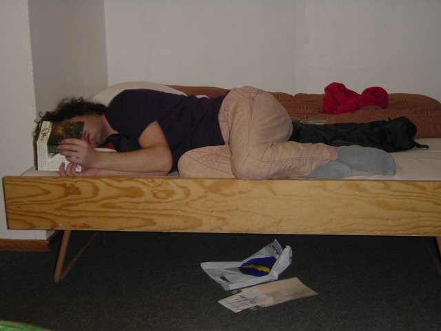 Nico lit sur son lit
