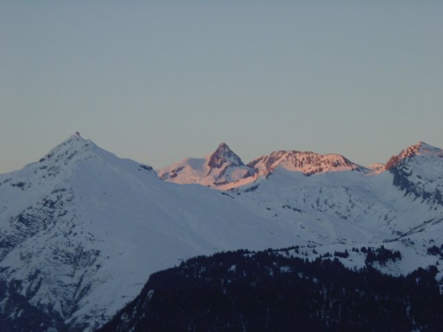 Rayons roses sur montagnes blanches