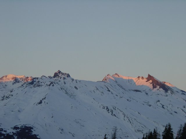 Rayons roses sur montagnes blanches