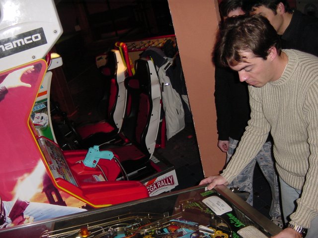 Steph jouant au flipper