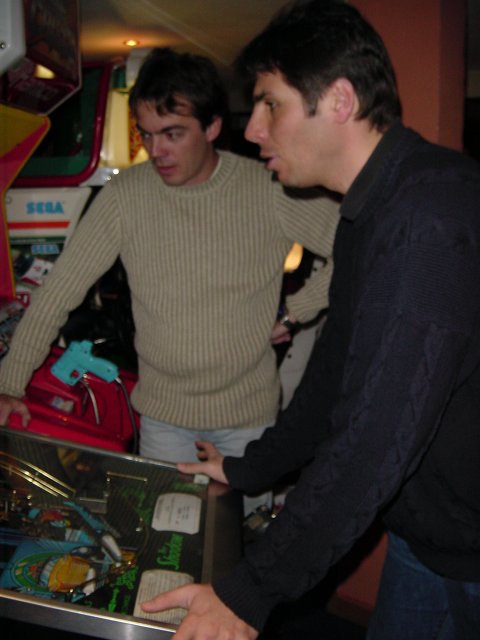 Steph et Neurone devant un flipper