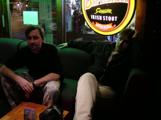 Canard et M'sieur Bi assis dans le bar