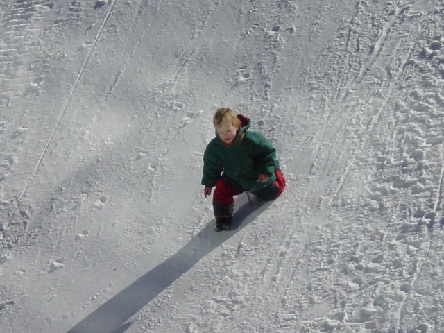 Petit garcon dans la neige se relevant
