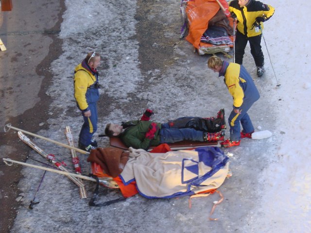 Les sauveteurs s'occupant du second blesse