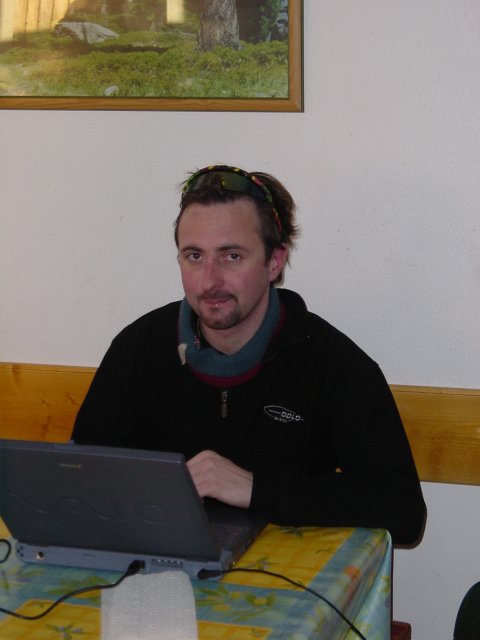 Canard devant son laptop moins de cinq minutes apres etre rentre