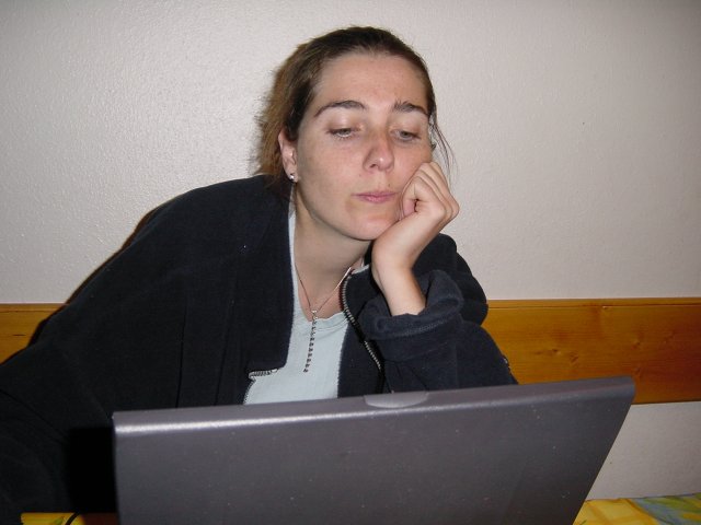Coralie devant son laptop, l'air dubitatif