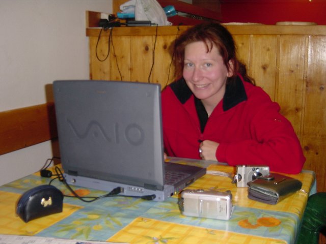 Sophie devant le laptop de Canard faisant un sourire "petit-kiki"