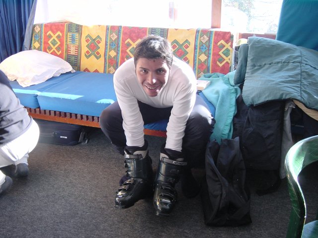Neurone, les bras dans ses chaussures de ski