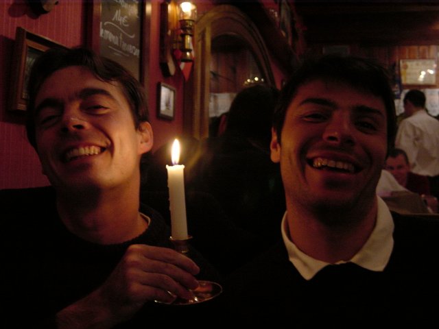 Pticul et Neurone de part et d'autre d'une bougie