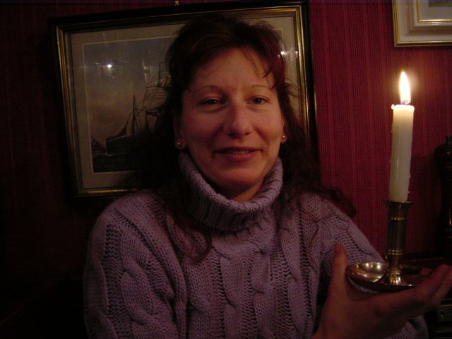 Sophie, l'air naze, tenant la bougie