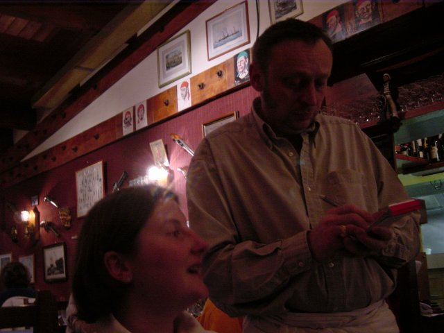 Fredo donnant sa commande au serveur (qui ressemble a un lapin)