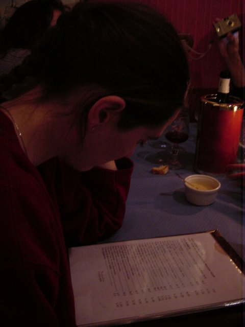 Coralie le nez dans son menu