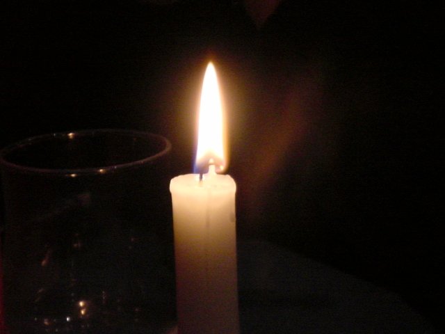 Gros plan de la flamme de la bougie