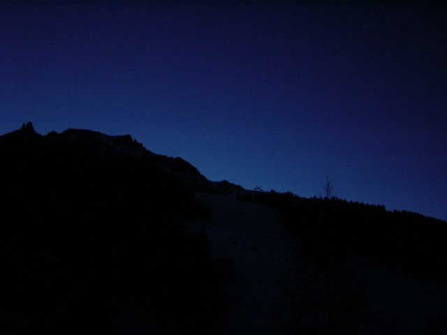 Ciel bleuissant au dessus de la piste de ski