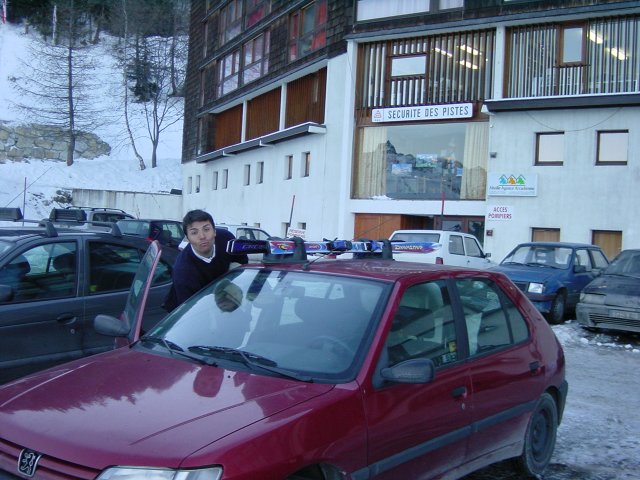 Neurone a cote de la voiture de Steph, sa bouche en forme de big bisou
