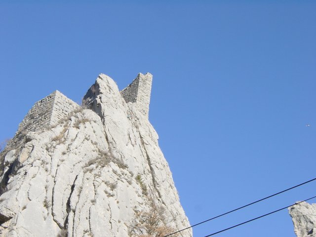 Ruines perchees au dessus d'un rocher