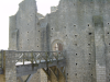 Passerelle vers le chateau en ruine