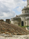 Toit en tuile et eglise de Chauvigny