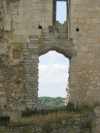 Vue sur arbres et ciel depuis la fenetre de la ruine