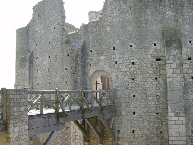 Passerelle vers le chateau en ruine