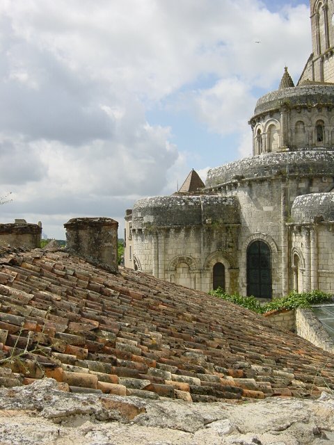 Toit en tuile et eglise de Chauvigny