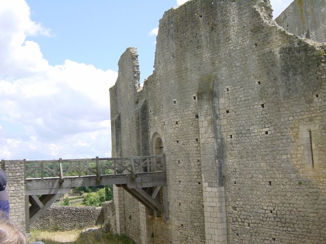 Passerelle et ruine du chateau