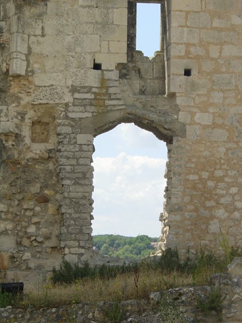 Vue sur arbres et ciel depuis la fenetre de la ruine